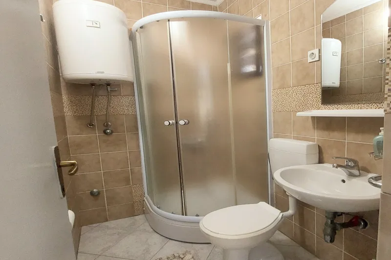 Apartman A3 – prostran smještaj u Podaci blizu mora bathroom